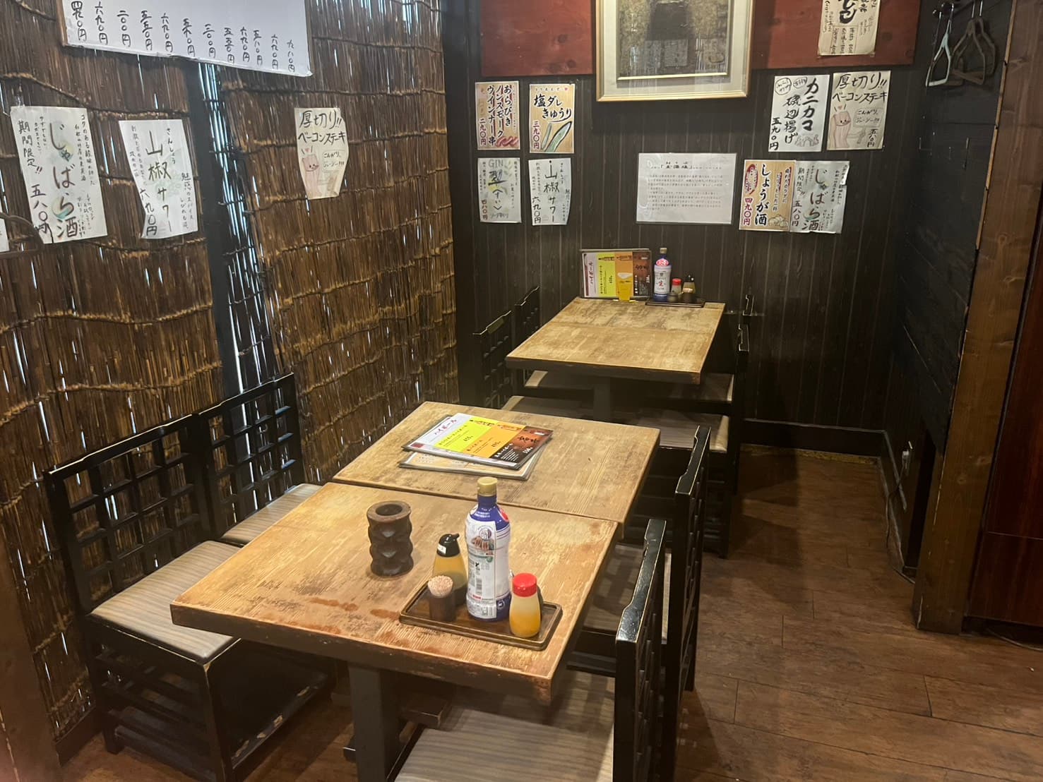 仲間と囲める店内のテーブル席