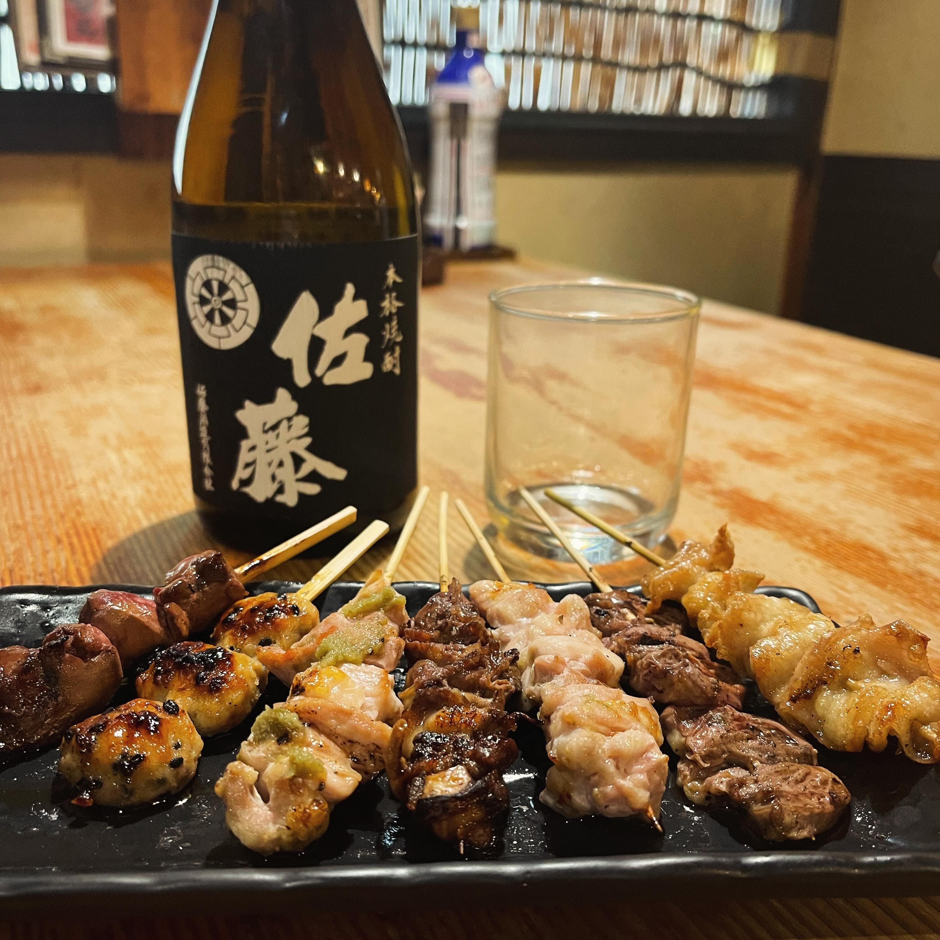 串焼き盛り合わせと本格焼酎「佐藤」